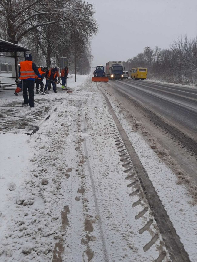 На Волині автошляхи від снігу розчищає понад сотня дорожників