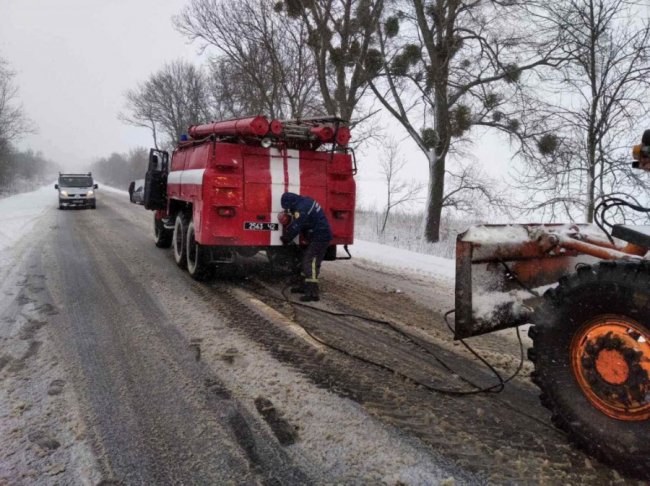 На Волині в заметі застрягла спецтехніка для чищення снігу. ФОТО