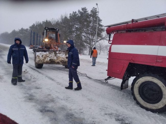 На Волині в заметі застрягла спецтехніка для чищення снігу. ФОТО