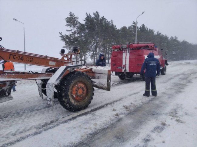 На Волині в заметі застрягла спецтехніка для чищення снігу. ФОТО