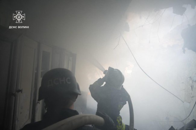 У Луцьку рятувальники ліквідували пожежу в багатоповерхівці після російської атаки. ФОТО