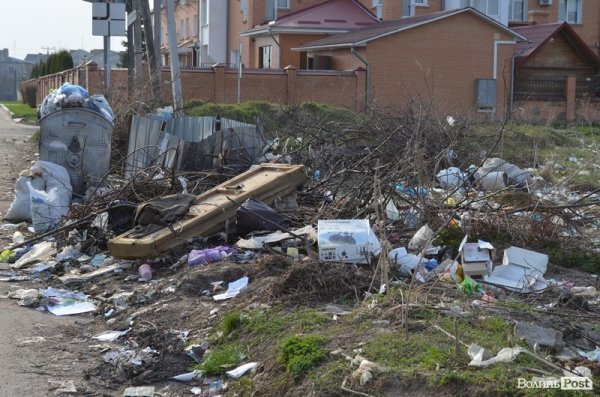 Під школою у Луцьку – купи сміття. ФОТО