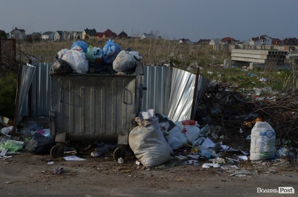 Під школою у Луцьку – купи сміття. ФОТО