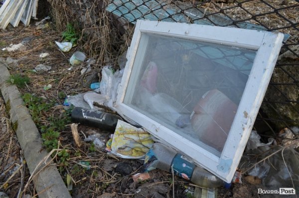 Під школою у Луцьку – купи сміття. ФОТО