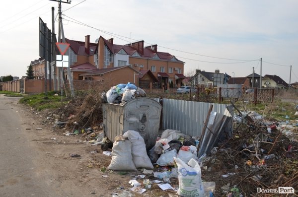 Під школою у Луцьку – купи сміття. ФОТО