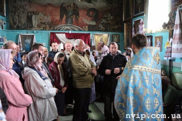 У волинському селі прихожани посварились із священиком просто в церкві. ФОТО. ВІДЕО