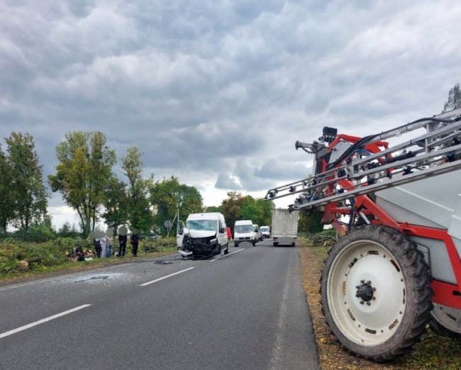 На Волині водій автомобіля  зіткнувся із трактором: постраждав пасажир