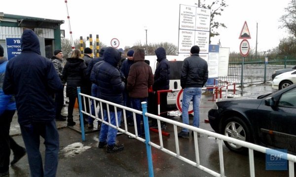 Мешканці Устилуга заблокували в’їзд на митницю