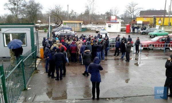 Мешканці Устилуга заблокували в’їзд на митницю