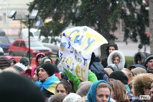 Студенти СНУ мітингували під головним корпусом. ФОТО