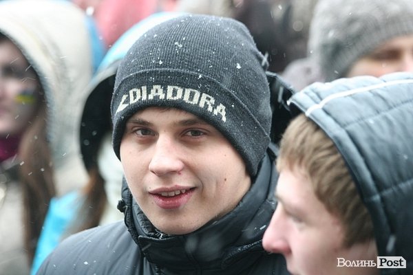 Студенти СНУ мітингували під головним корпусом. ФОТО