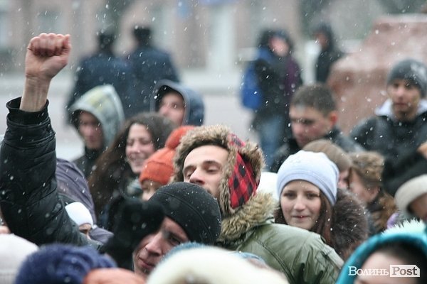 Студенти СНУ мітингували під головним корпусом. ФОТО