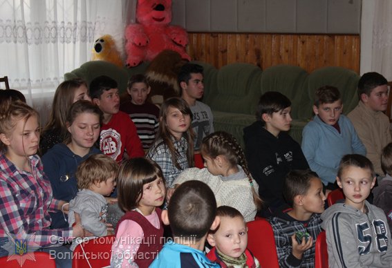 Волинські поліцейські привітали зі святами діток із притулку. ФОТО