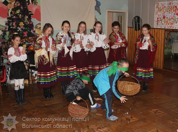 Волинські поліцейські привітали зі святами діток із притулку. ФОТО