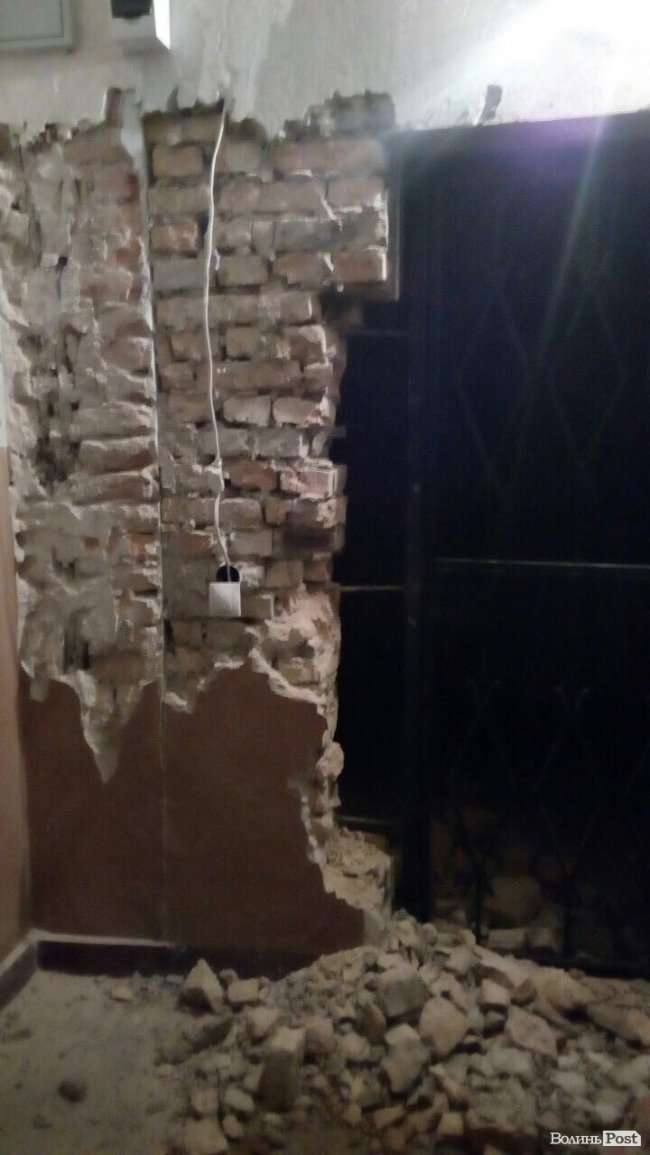 «Тікають до приїзду поліції»: у будинку в центрі Луцька продовжують незаконні роботи