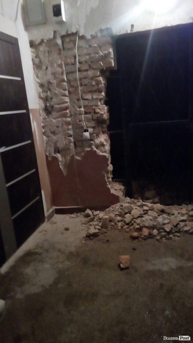 «Тікають до приїзду поліції»: у будинку в центрі Луцька продовжують незаконні роботи