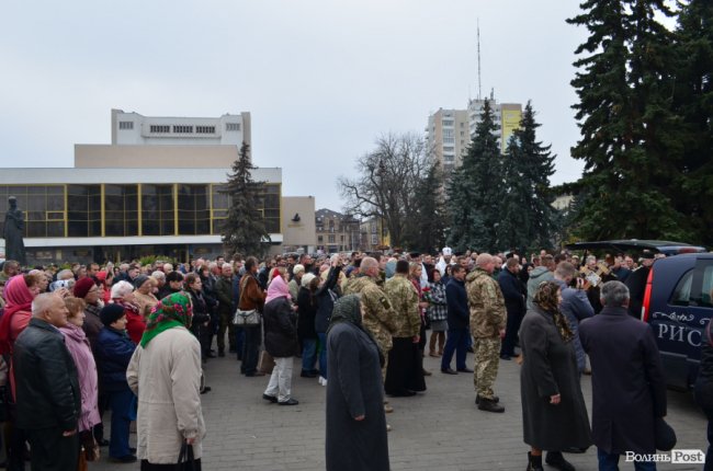 «Він захищав не лише свою сім‘ю»: у Луцьку попрощалися з Героєм. ФОТОРЕПОРТАЖ