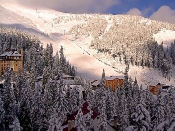 У Карпатах досі лежить сніг: фото мальовничих краєвидів