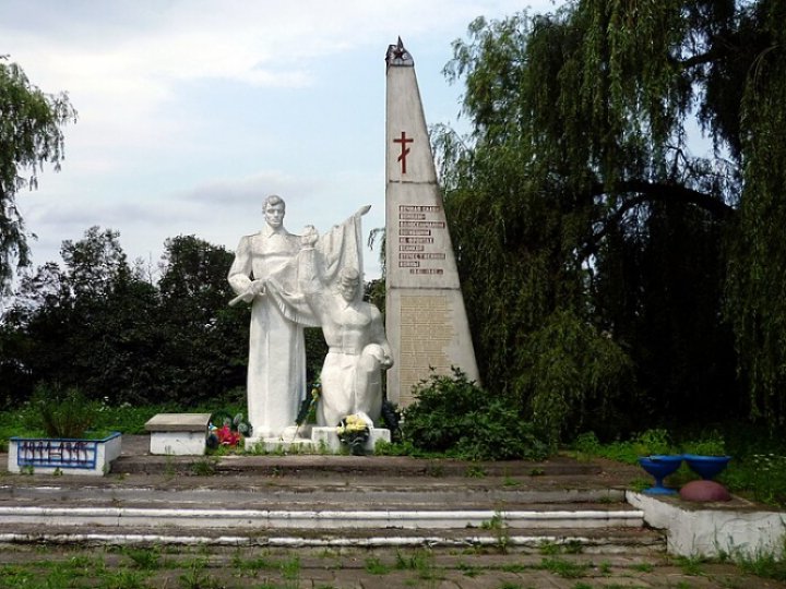 У селі на Волині з пам’ятника приберуть радянську символіку та російські написи