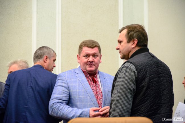 Білі, чорні, з кутасиками і без: які вишиванки одягнули депутати на сесію Волиньради. ФОТО