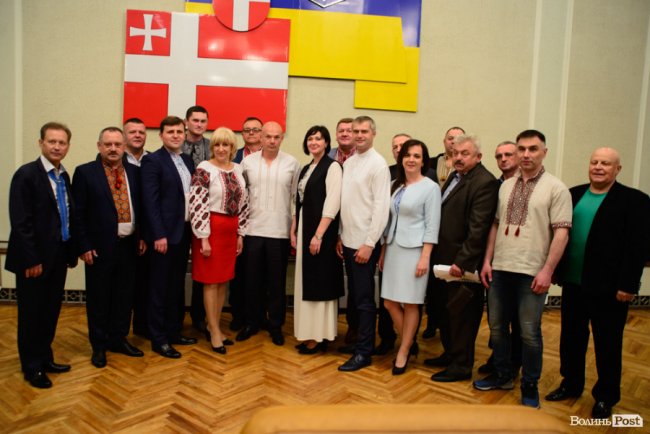 Білі, чорні, з кутасиками і без: які вишиванки одягнули депутати на сесію Волиньради. ФОТО