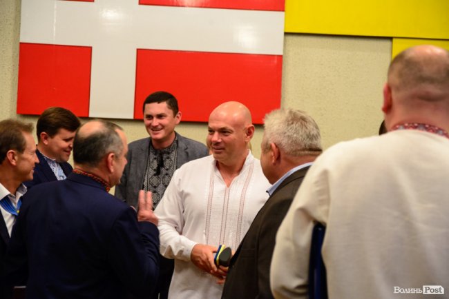 Білі, чорні, з кутасиками і без: які вишиванки одягнули депутати на сесію Волиньради. ФОТО