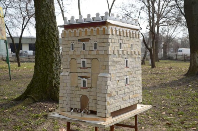 Митець з Рівненщини зробив вежу Луцького замку для бджіл. ФОТО 