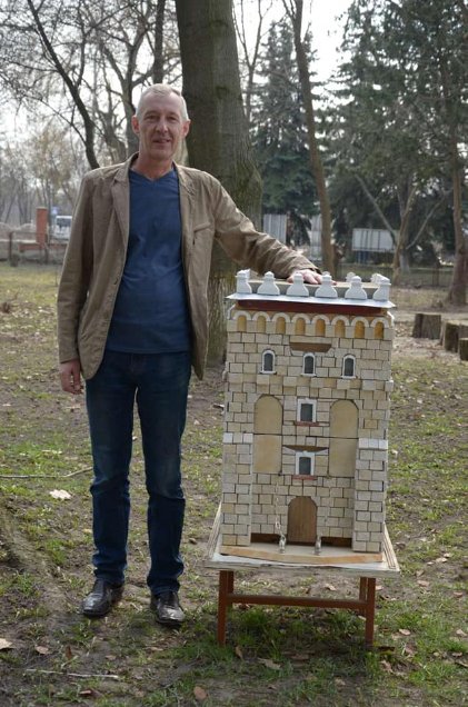 Митець з Рівненщини зробив вежу Луцького замку для бджіл. ФОТО 