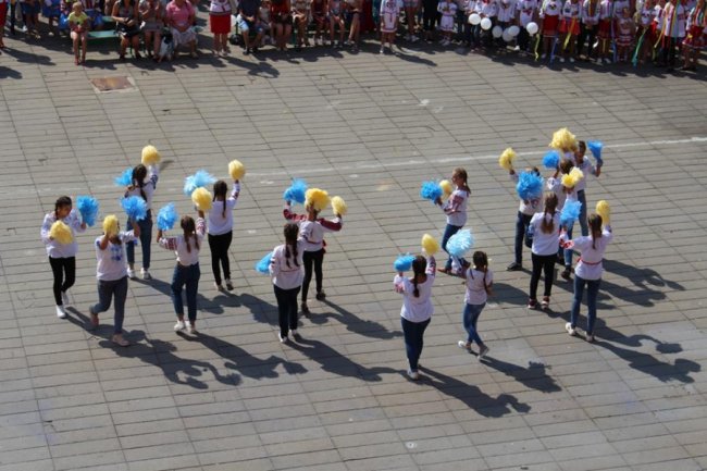 На Волині 200 дітей у вишиванках влаштували танцювальний флешмоб