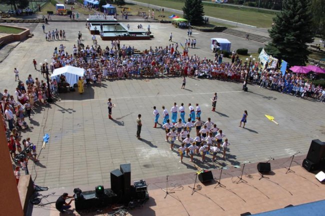 На Волині 200 дітей у вишиванках влаштували танцювальний флешмоб