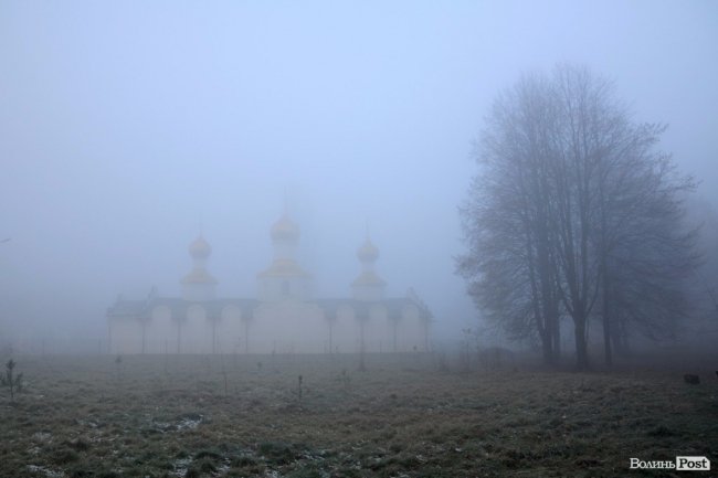 Паморозь і густий туман: чарівний ранок у Луцьку. ФОТО