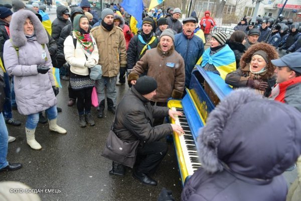 Євромайданівці розважають міліцію грою на фортепіано. ФОТО. ВІДЕО