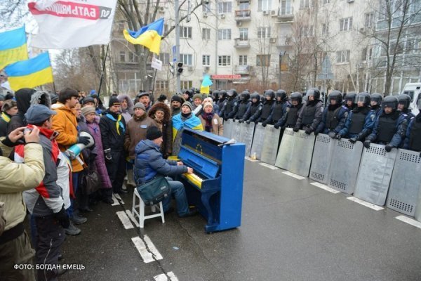 Євромайданівці розважають міліцію грою на фортепіано. ФОТО. ВІДЕО