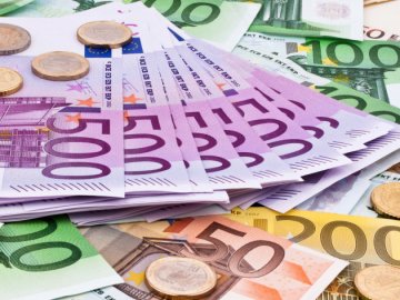 На польському кордоні двох українців зловили з великою сумою грошей