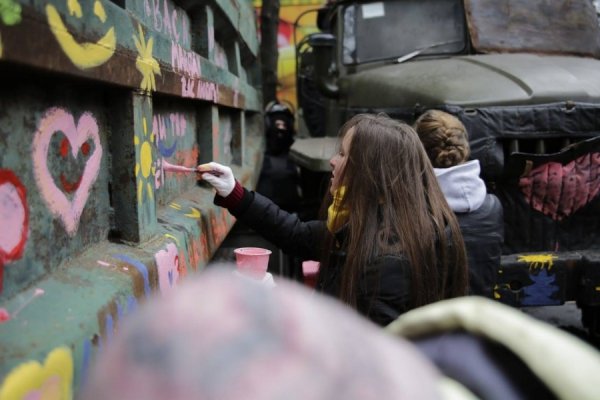 Дівчата в Києві розмалювали машини ВВшників квіточками. ФОТО