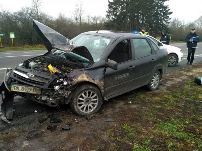 На трасі Рівне-Володимир-Волинський зіткнулися дві автівки: троє постраждалих. ФОТО