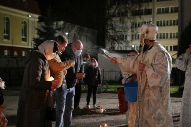 Як у Свято-Троїцькому соборі вночі освячували паски. ФОТО