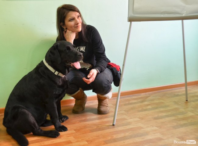 Англійська з лабрадором, пензликом чи фільмом: у луцькій школі іноземних мов «Джерело» влаштовують особливі уроки. ФОТО*