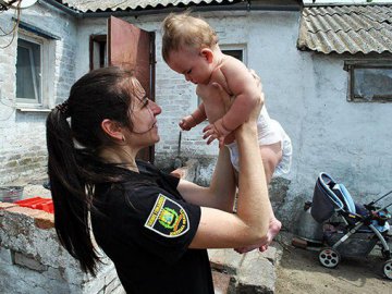 На Донбасі мати на місяць залишила 8-місячну дитину на літню жінку