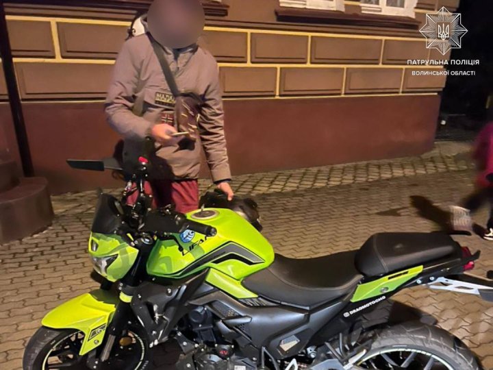 Патрульні у центрі Луцька зловили двох мотоциклістів без водійських прав