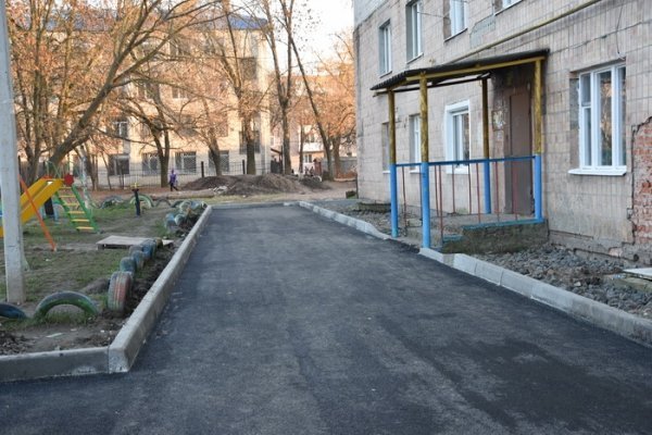 Луцьк: показали, як ремонтують двори і тротуари