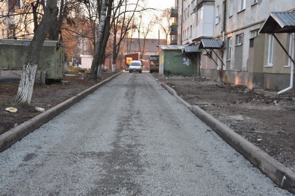 Луцьк: показали, як ремонтують двори і тротуари