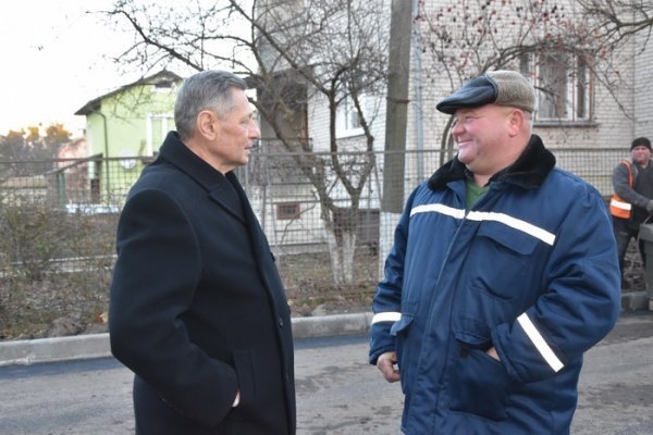 Луцьк: показали, як ремонтують двори і тротуари