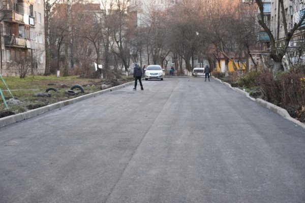 Луцьк: показали, як ремонтують двори і тротуари