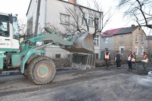 Луцьк: показали, як ремонтують двори і тротуари