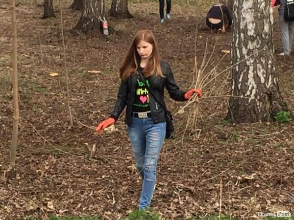 У Луцьку працівники ПриватБанку прибирали і садили дерева в парку ім. Лесі Українки. ФОТО