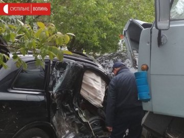 Поблизу Луцька КамАЗ в'їхав у легковик: двох людей рятувальники витягли з авто. ФОТО