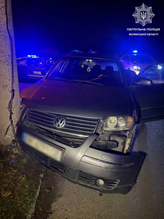 У Луцьку п'яний 16-річний хлопець  в'їхав  у припарковану автівку, а потім – у стовп