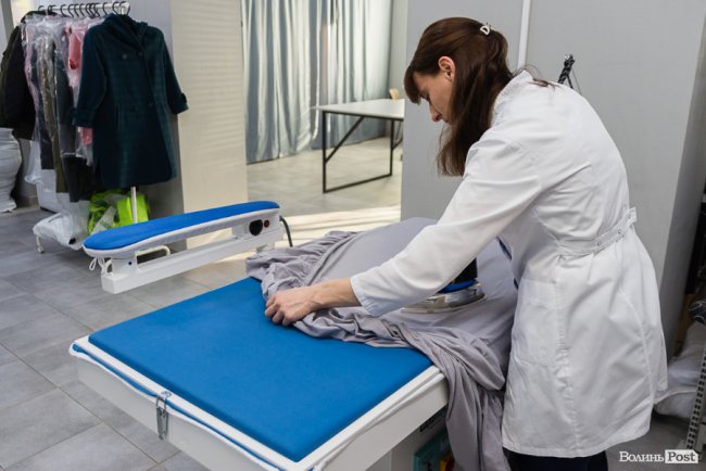 Чому брудну куртку, пальто чи пуховик варто віддати до екопральні і як це зробити у Луцьку*