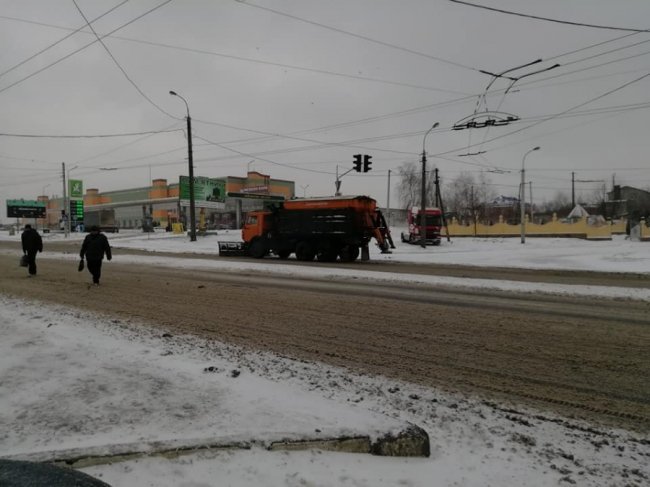 Від снігу тротуари Луцька чистять 12 машин. ФОТО